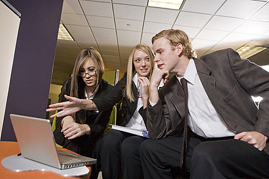 三个,年轻,商务人士,讨论,笔记本电脑,办公室