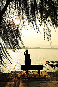 颐和园昆明湖边的女子剪影
