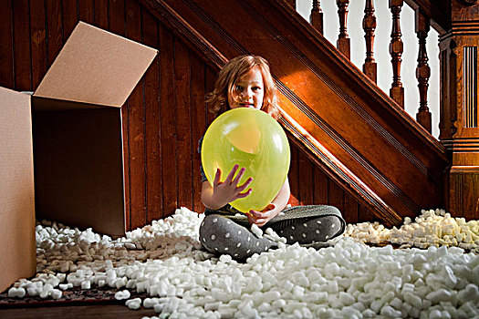 女孩,玩,气球,包装材料,纸箱