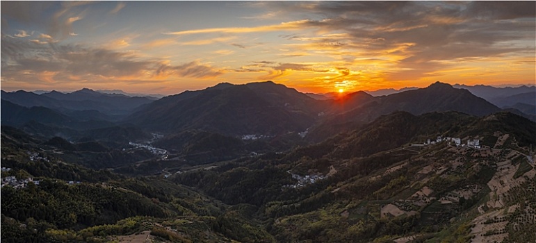 宽幅群山山峦山谷村落航拍