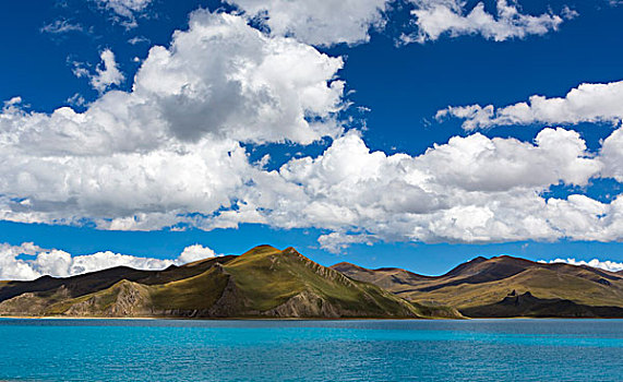西藏圣湖羊卓雍错湖