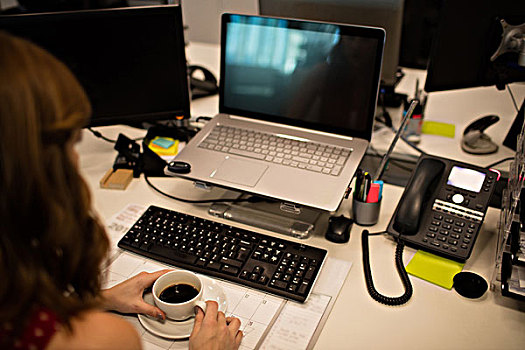 职业女性,拿着,咖啡杯,工作,办公室,书桌,俯拍