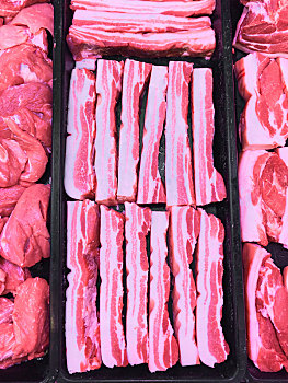 市场货架上的猪肉