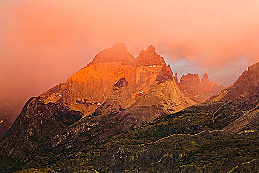 日出,托雷德裴恩国家公园,巴塔哥尼亚,智利