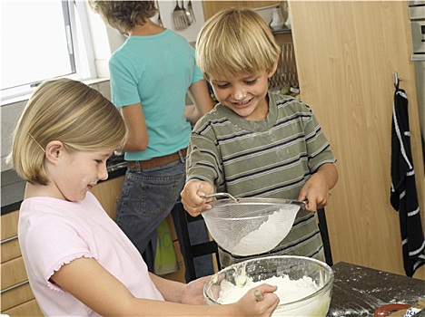 男孩,5-7岁,女孩,6-8岁,筛,面粉,碗,微笑,母亲,站立,厨房,水槽,倾斜