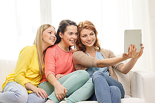 友谊,科技,互联网,概念,三个,微笑,少女,照相,平板电脑,电脑,摄像机,在家