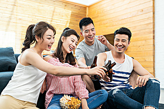 年輕朋友聚會喝啤酒