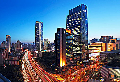 上海延安路高架旁的会德丰国际广场和越洋广场