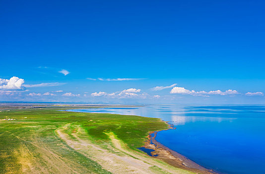 青海湖湖水和岸边草原夏季航拍图