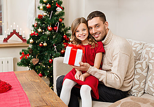 家庭,圣诞节,圣诞,冬天,高兴,人,概念,微笑,父亲,女儿,拿着,礼盒