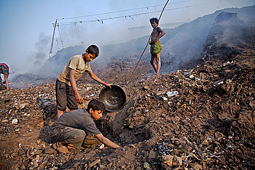 孩子,金属,堆,垃圾,堤岸,河,销售,发现,金属废料,钱,生活方式,达卡,孟加拉,二月,2007年