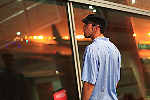 男青年,注视,室外,窗,北京,机场,中国