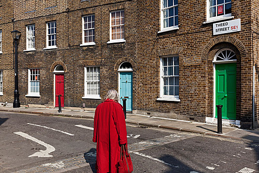 老人,女士,穿,红色,外套,相配,手包,街道