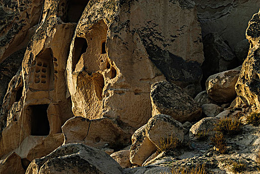 古城堡的石洞