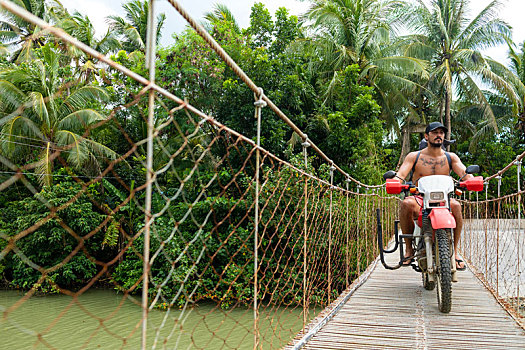 摩托车手,冲浪板,索桥,菲律宾