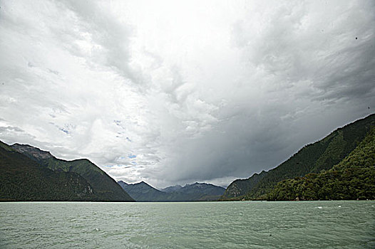西藏林芝巴松措湖