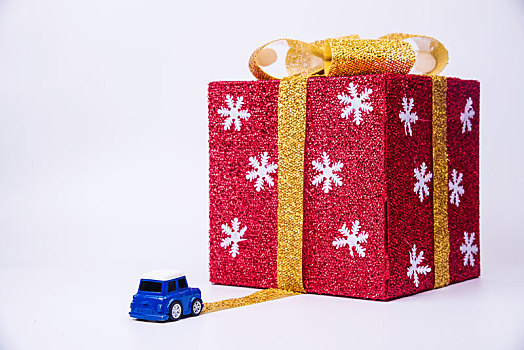 白色背景中的圣诞礼盒和小汽车模型