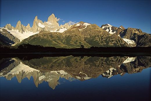 反射,湖,黎明,洛斯格拉希亚雷斯国家公园,阿根廷