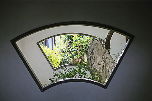 园林墙面扇形窗户