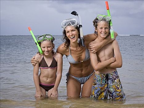 特写,母亲,两个孩子,穿,潜水面罩,通气管
