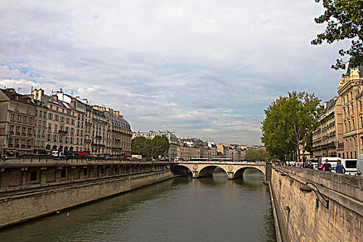 白天的巴黎河流