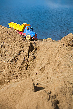 玩具卡车,堆积,沙子