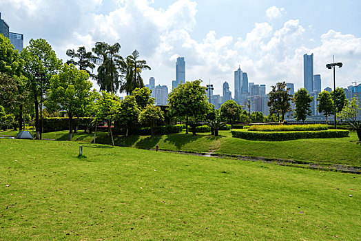 重庆江北嘴中央公园草坪和摩天大楼