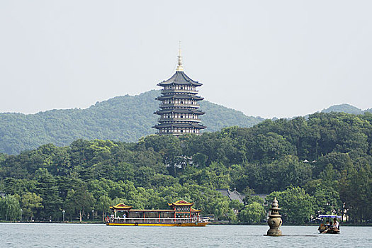 浙江杭州西湖风景和远处的雷峰塔