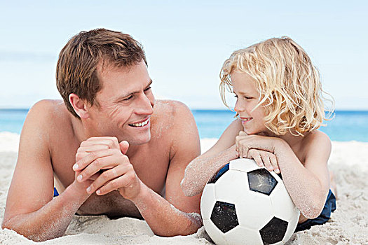 微笑,父子,一起,足球,躺着,海滩