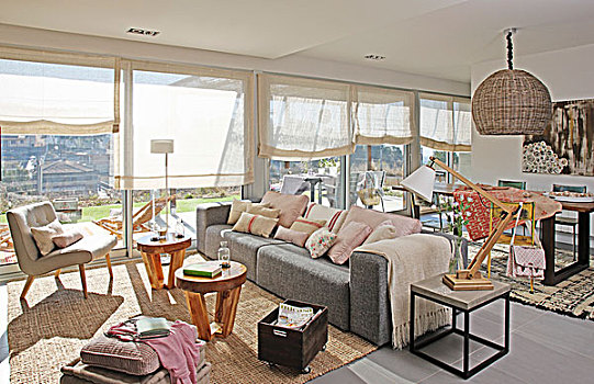 晴朗,室内,休闲沙发,区域,扶手椅,苍白,灰色,沙发,小,木质,边桌,就餐区,背景
