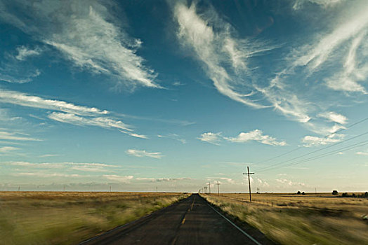 两个,道路,德克萨斯,公路,地平线,驾驶员,风景,风档玻璃,速度,模糊,特色,黑色,柏油路,黄色,标记,电线杆,泛黄,草,蓝色,天空,卷云,云,西部,美国