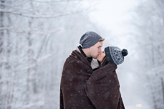 浪漫,年轻,情侣,吻,雪,树林,安大略省,加拿大