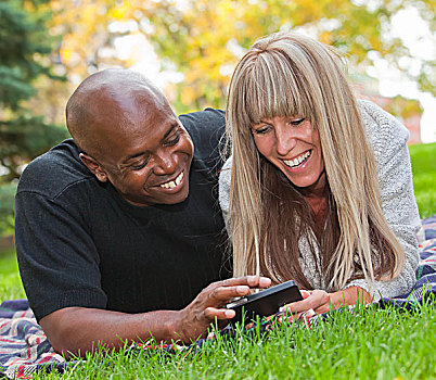 异族夫妇,看,短信,公园,艾伯塔省,加拿大