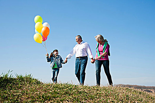 女孩,拿着,气球,手,走,祖父母,草地
