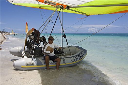 飞行员,悬挂式滑翔机,等待,乘客,海滩,亮光,飞机,生活,船,瓦拉德罗,古巴,加勒比海,中美洲,北美