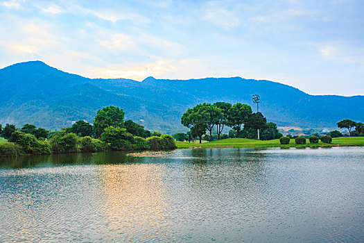 水池,树林,草地