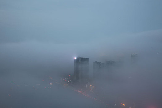 山东省日照市,平流雾奇观再现,百米高楼宛如漂浮在半空中