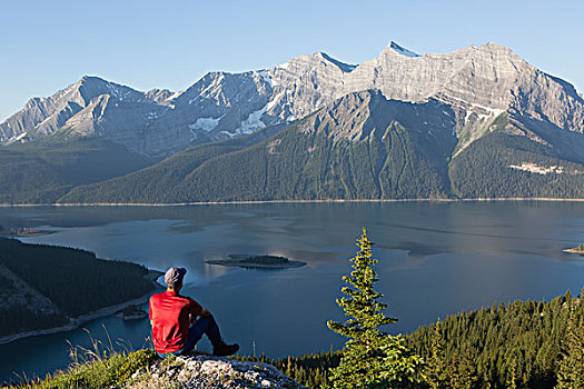 一个,男人,坐,石头,远眺,湖,落基山脉,卡纳纳斯基斯,艾伯塔省,加拿大