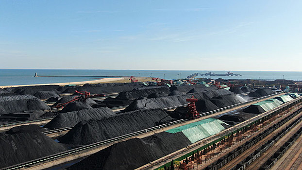 山东省日照市,碧海蓝天下的煤海绵延不绝,港口煤炭运输一片繁忙
