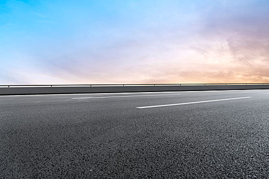 道路广场地砖和天空云彩景观