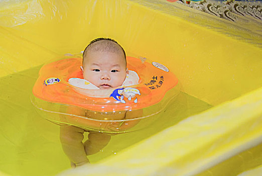 婴儿早期游泳训练