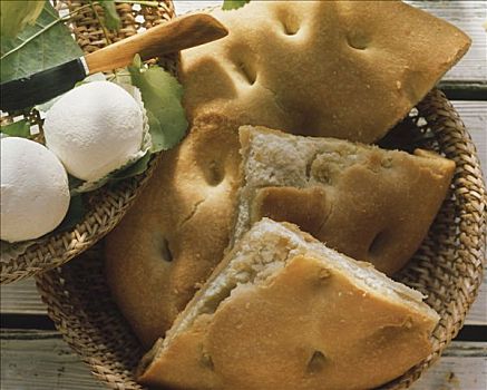 意式香饼,扁平面包,新鲜羊乳奶酪,篮子