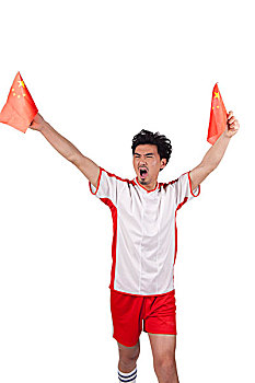 一个穿足球队服手拿国旗的男青年