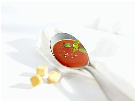 匙,西红柿汤,煎面包片,旁侧