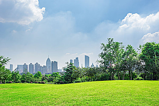 蓝天下的城市公园,市中心天际线的背景