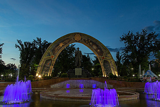 塔吉克斯坦-杜尚別鲁达基花园的夜景