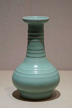 龙泉窑青瓷弦纹花瓶
