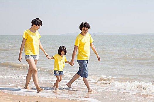 一家人在海边度假
