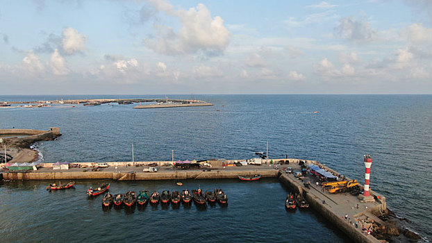 山东省日照市,蓝天白云映衬下的渔码头美成了一幅画