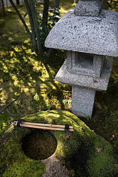 日本宗教寺庙里的石灯笼和洗手池
